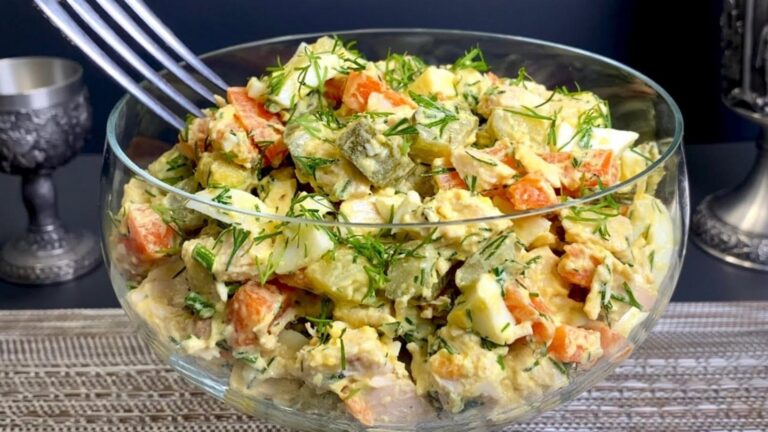 Questo semplice gesto trasforma un’insalata dimenticata in un capolavoro da gustare…