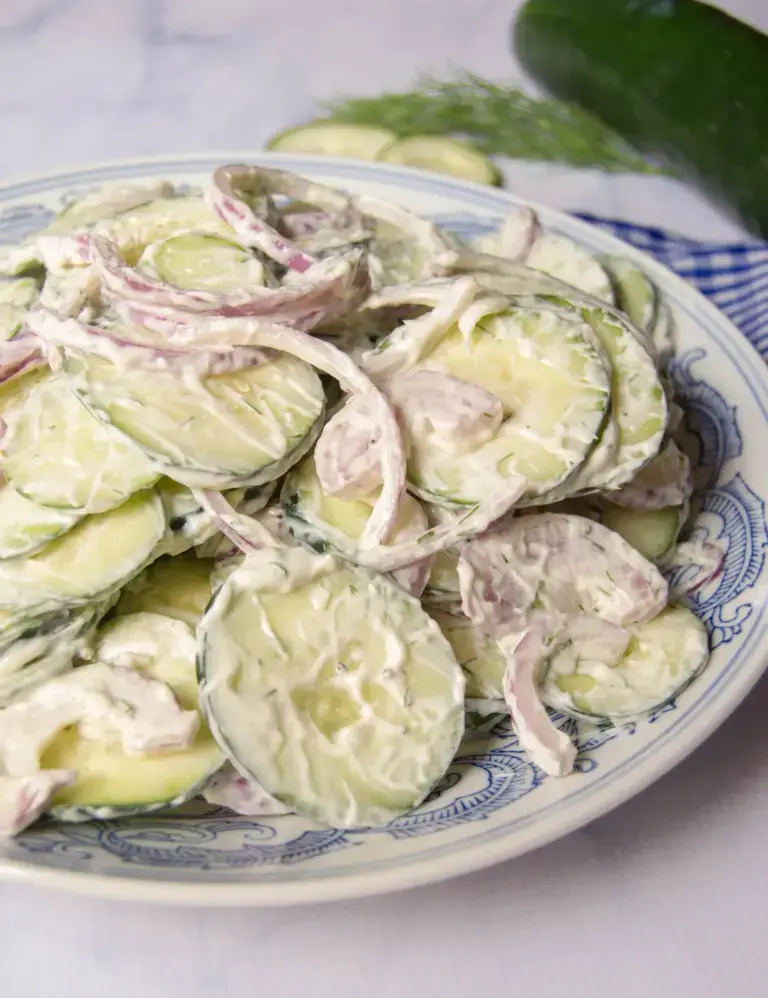 Insalata Cremosa di Cetrioli: la Ricetta Classica Estiva Fresca, Leggera e Irresistibile
