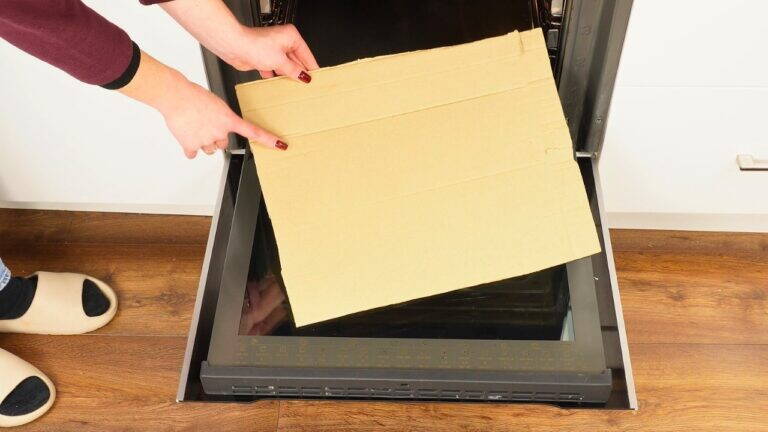 Il trucco segreto del cartone per pulire il forno